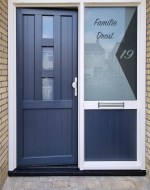 Raamfolie voordeur strak ontwerp met naam en huisnummer